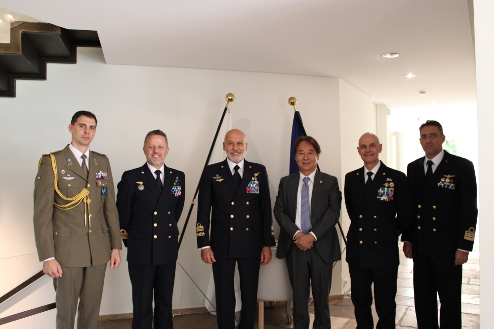 伊澤大使とジュゼッペ・カーヴォ・ドラゴーネNATO軍事委員長の写真